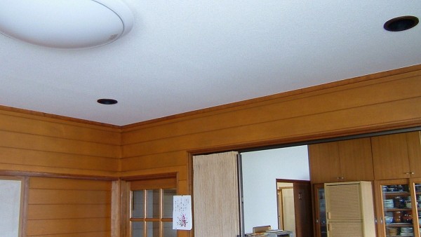 富士見町の天井の壁紙張替です。サムネイル