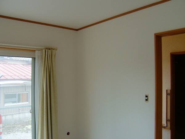 富士見町の住宅の居間の壁紙張替えです。サムネイル