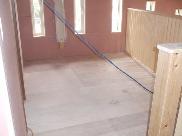 住宅の床の塩ビタイル施工　①サムネイル